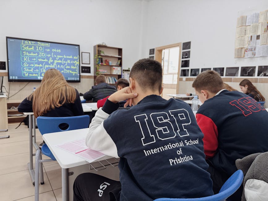 Преподаватель объясняет задание на экране
